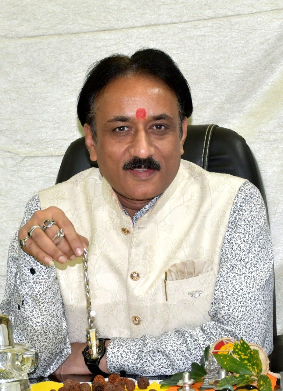 Guru Sanjay Lodha Jain consulting with a client